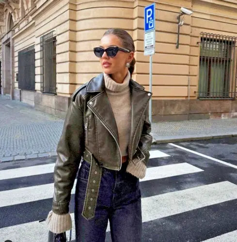 Roxy Rebel Cropped Bikerjacke – Oversized Damen-Kunstlederjacke mit Gürteldetail | Cooler und trendiger Streetstyle 