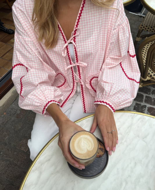 Model draagt Marina gingham blouse met puff sleeves en striksluiting aan de voorkant | Becker’s Amsterdam