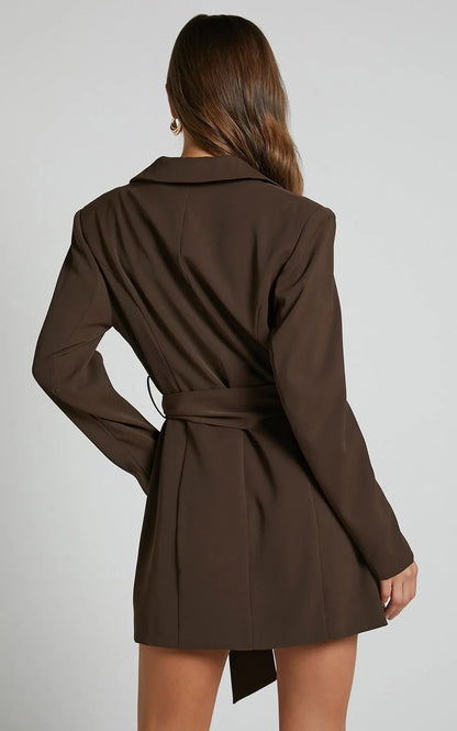 Veloura Power Blazer Dress – Elegant figursydd klänning med midjebälte