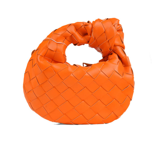 Luna Woven Crescent Bag – halvemaanvormige leren tas met gevlochten design en knoop‑handvat | Becker’s Amsterdam