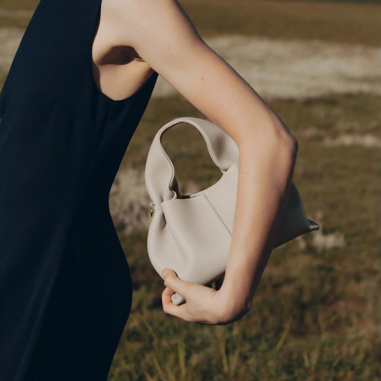 Inara™ Handtasche – Skulpturale Tasche aus veganem Leder mit goldenen Akzenten | Becker's Amsterdam™