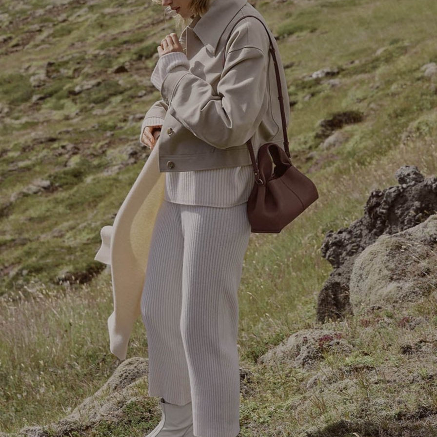 Inara™ Handtasche – Skulpturale Tasche aus veganem Leder mit goldenen Akzenten | Becker's Amsterdam™