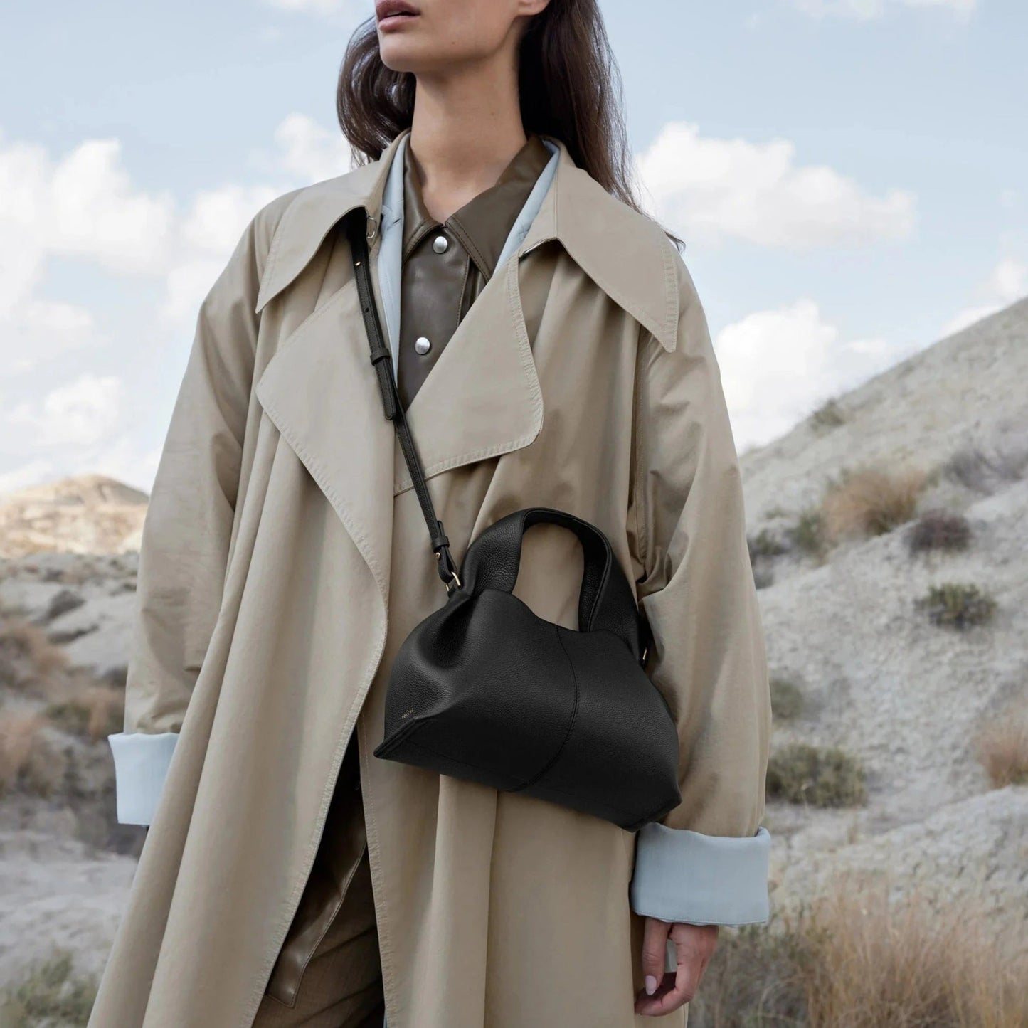 Inara™ Handtasche – Skulpturale Tasche aus veganem Leder mit goldenen Akzenten | Becker's Amsterdam™