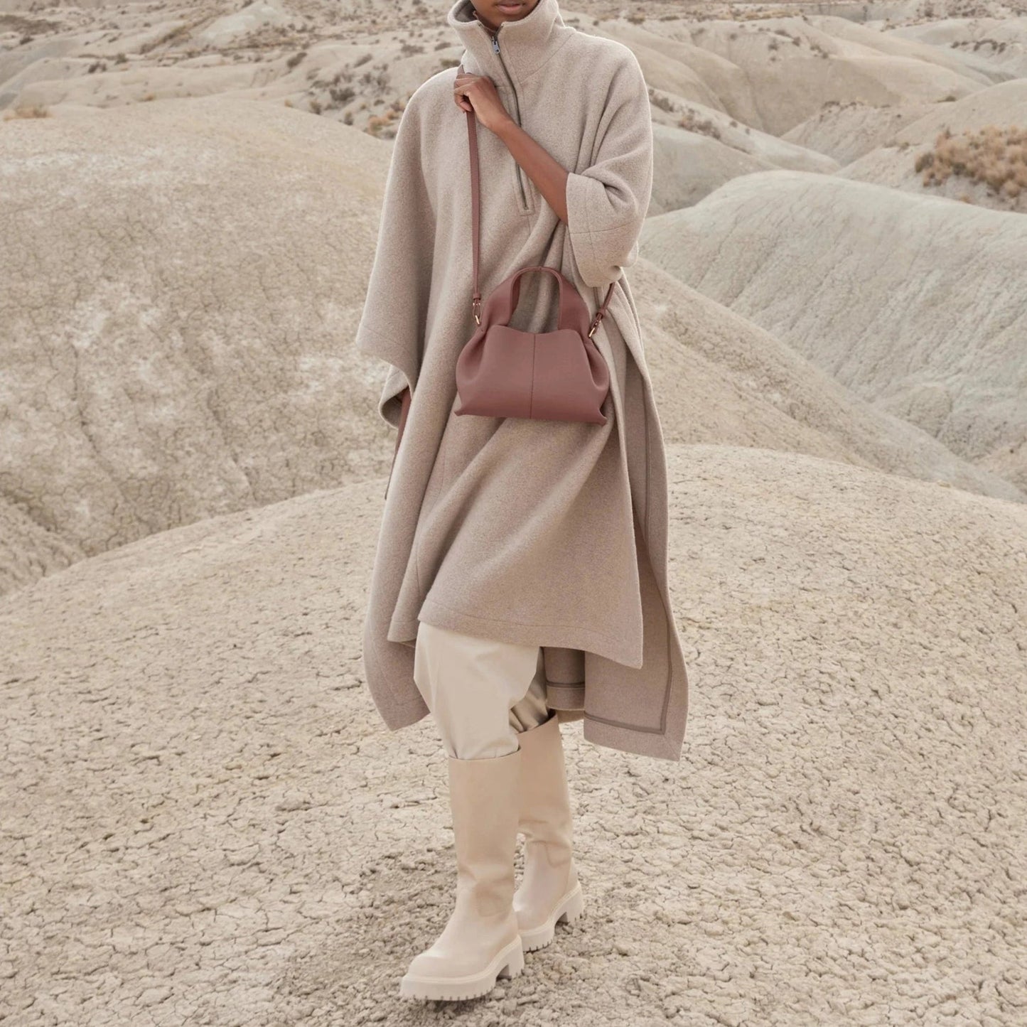 Inara™ Handtasche – Skulpturale Tasche aus veganem Leder mit goldenen Akzenten | Becker's Amsterdam™