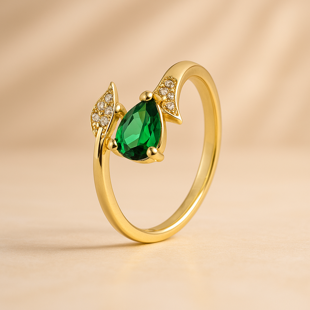 Ring Met Ingelegde Zirkonia's Omhuld Met Goud