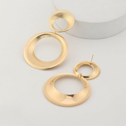Vika 3D Goldfarbene Statement-Ohrringe – Zeitlos und schick | Beckers Amsterdam