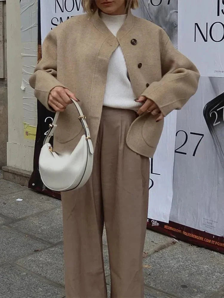 Courtney Oversized Wolljacke – Warmer und stylischer Damenmantel mit asymmetrischem Knopfverschluss und großen Taschen 