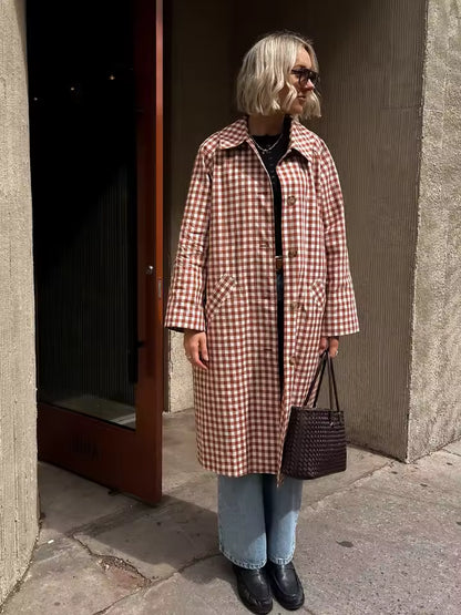 Eloise Trenchcoat – Rot-weiß karierter Damenmantel | Retro-Klassiker mit modernem Touch