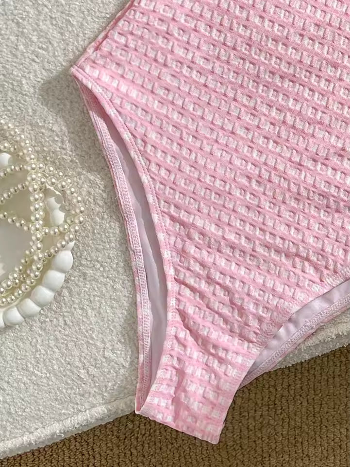 Flory Badedragt - Lys Pink Gingham Print med sløjfedetalje og flæsekant │ Becker's Amsterdam