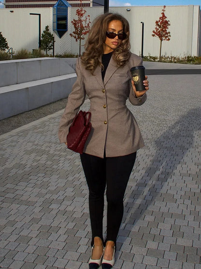 Edith V-Ausschnitt-Mantel – Eleganter Damenmantel mit V-Ausschnitt und luxuriösen Details