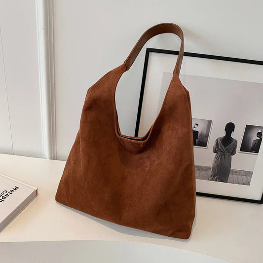 De Suede Whisper Tote™ combineert zachte luxe met ruim design. Dé perfecte suède tas voor werk, city trips & every day chic. Ontdek hem bij Becker’s Amsterdam!