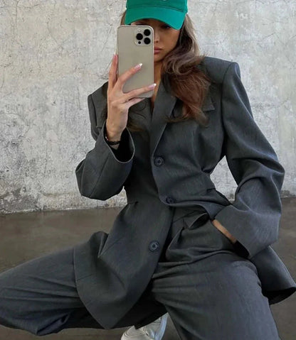 Vesper-Anzug – Trendiger dunkelgrauer Damenanzug | Professionell &amp; Stilvoll