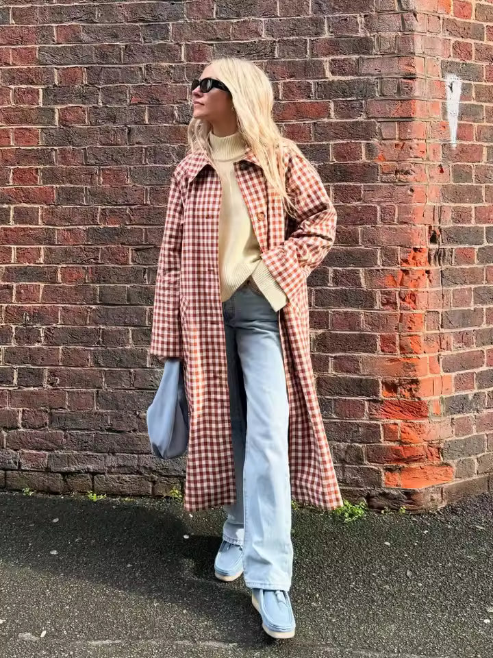 Eloise Trenchcoat – Rot-weiß karierter Damenmantel | Retro-Klassiker mit modernem Touch