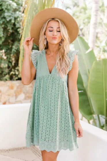 Model draagt Samos midi zomerjurk met V‑hals, ruches en bloemenprint – Becker’s Amsterdam