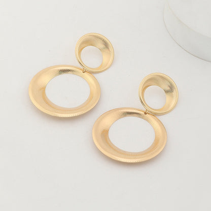 Vika 3D Goldfarbene Statement-Ohrringe – Zeitlos und schick | Beckers Amsterdam