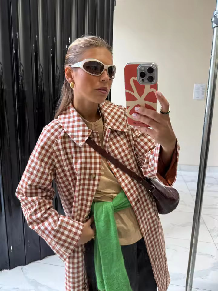 Eloise Trenchcoat – Rot-weiß karierter Damenmantel | Retro-Klassiker mit modernem Touch