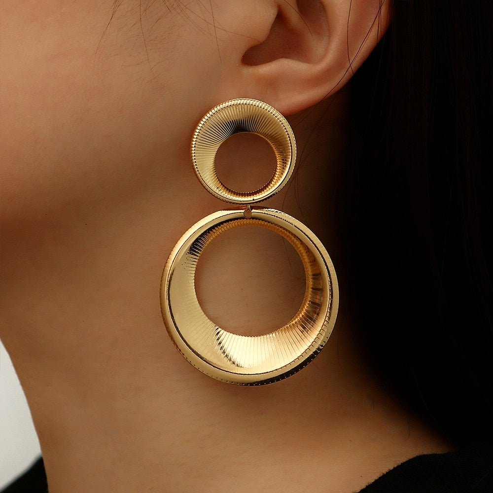 Vika 3D Goldfarbene Statement-Ohrringe – Zeitlos und schick | Beckers Amsterdam