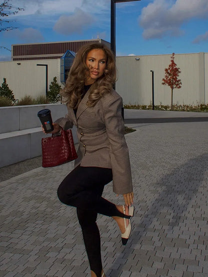 Edith V-Ausschnitt-Mantel – Eleganter Damenmantel mit V-Ausschnitt und luxuriösen Details