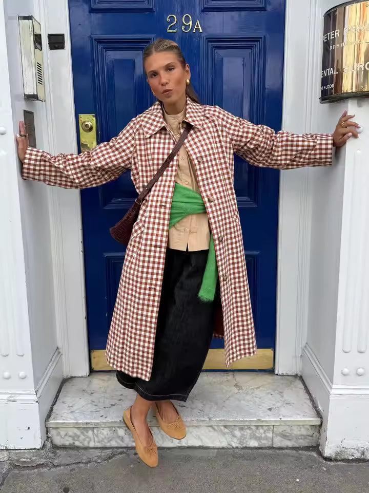 Eloise Trenchcoat – Rot-weiß karierter Damenmantel | Retro-Klassiker mit modernem Touch