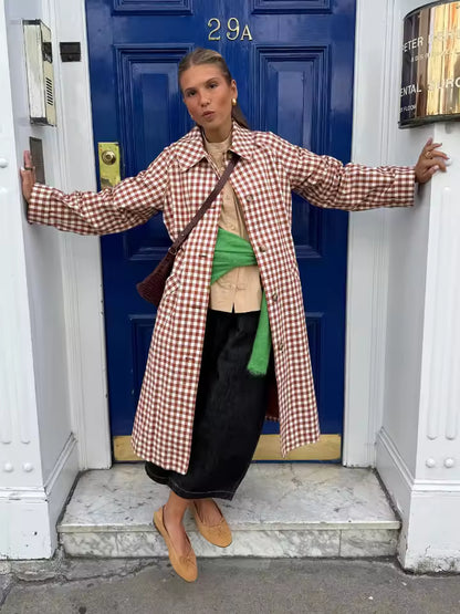 Eloise Trenchcoat – Rot-weiß karierter Damenmantel | Retro-Klassiker mit modernem Touch