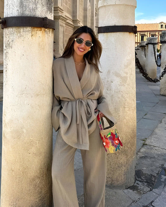 Model draagt de Solea Linen Co-Ord: tweedelige set met kimono van linnen en wijde broek – zomerse look van Becker’s Amsterdam