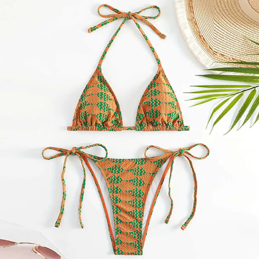 Model draagt tropische bikini set met high‑waist onderstuk en ruffle/bandjes top – Becker’s Amsterdam