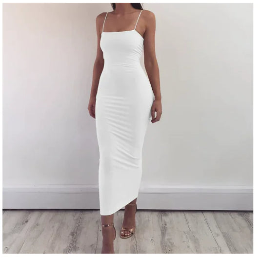 Model draagt Venetie strap dress – milk-silk bandage midi met smalle schouderbanden en strappy voorkant – Becker’s Amsterdam