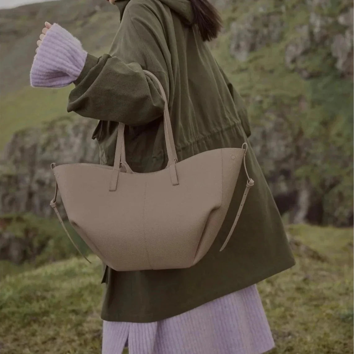 Belladria Handbag van Becker’s Amsterdam – elegante dameshandtas van vegan-leer met gouden accenten en tijdloos design