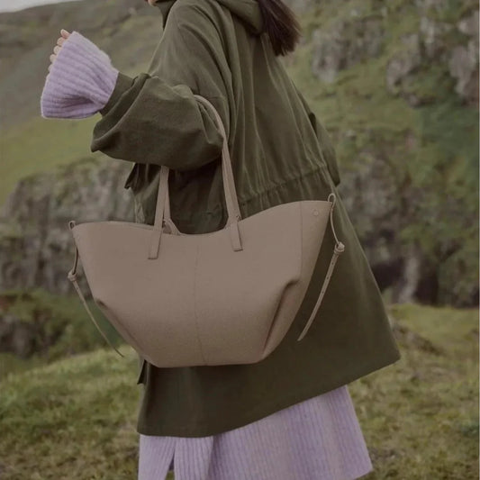 Belladria Handbag van Becker’s Amsterdam – elegante dameshandtas van vegan-leer met gouden accenten en tijdloos design