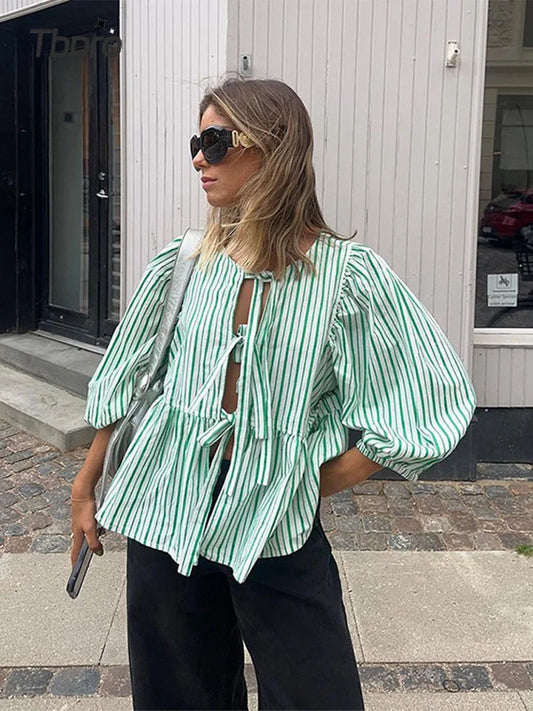Model draagt Marisol gestreepte blouse met pofmouwen en luchtige, losvallende pasvorm – Becker’s Amsterdam