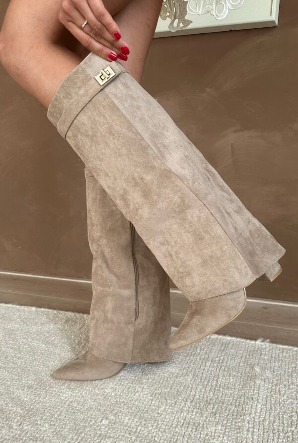 Celeste Tall Boot™ – dames kniehoge laars met blokhak en flapdetail, elegante en tijdloze laars van Becker’s Amsterdam
