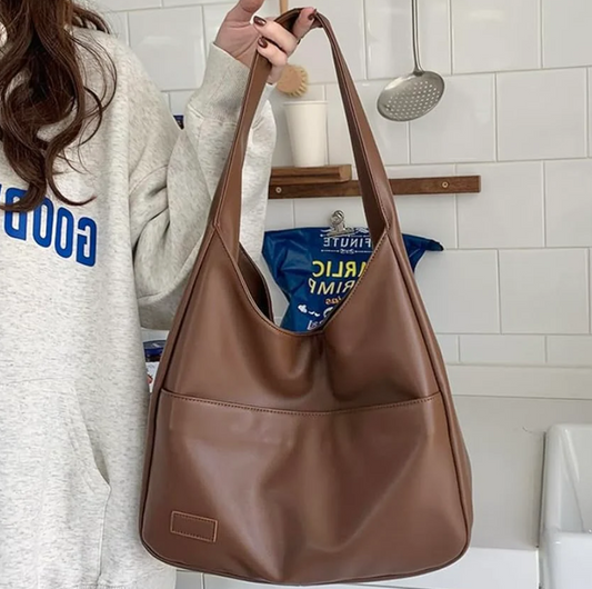 Olivia Luxe Slouch Bag™ – dames schoudertas in suède look met ruime slouch-vorm en luxe uitstraling van Becker’s Amsterdam