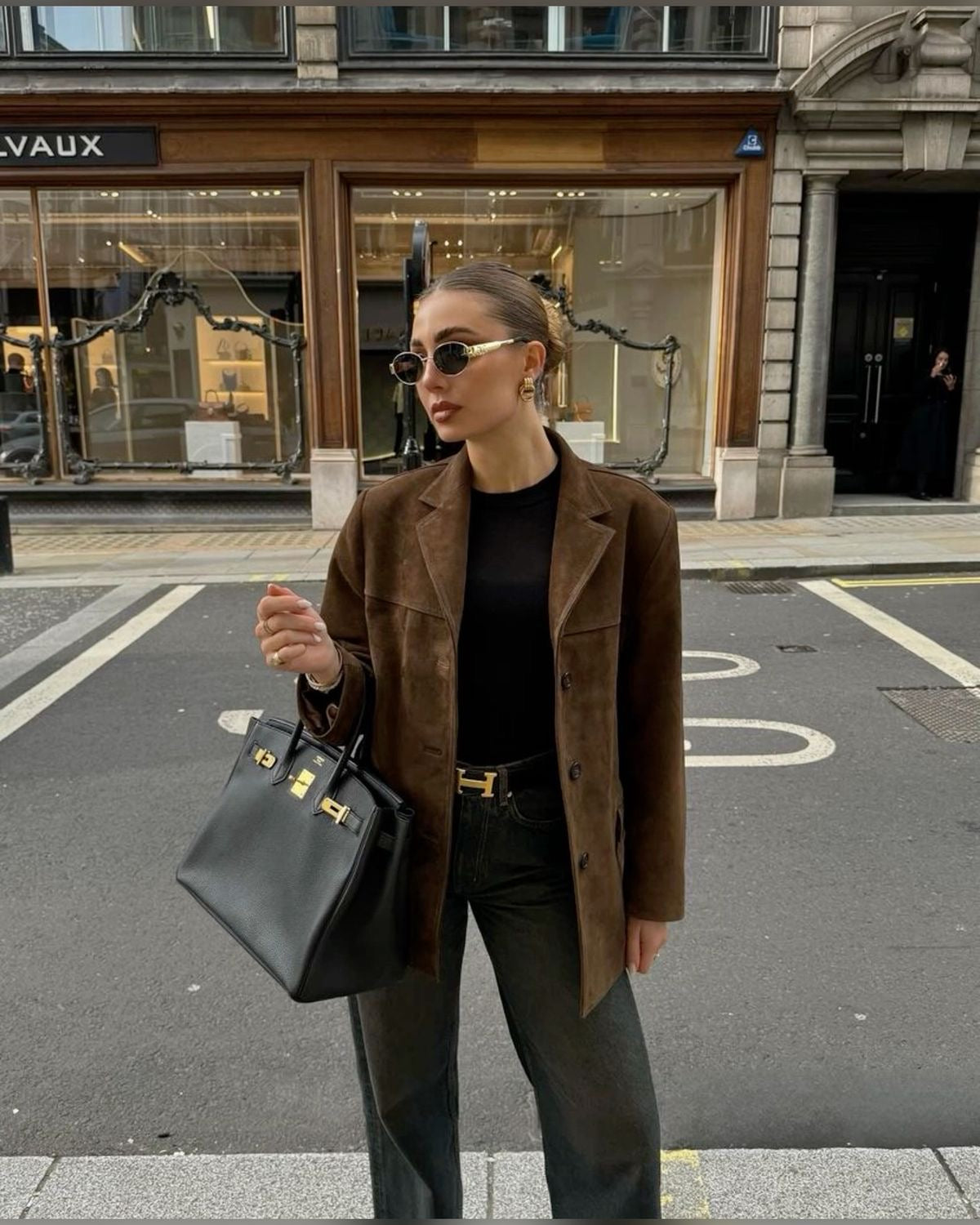 Suède Vogue Blazer™ – dames suède blazer in warme tan tint met elegante oversized pasvorm van Becker’s Amsterdam