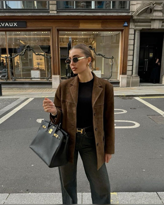 Suède Vogue Blazer™ – dames suède blazer in warme tan tint met elegante oversized pasvorm van Becker’s Amsterdam