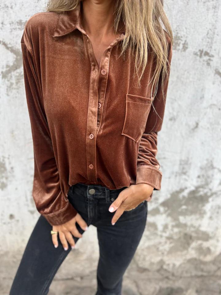 Velvet Elegance Blouse™ – dames velvet blouse met knoopsluiting, zachte glans en elegante fit van Becker’s Amsterdam