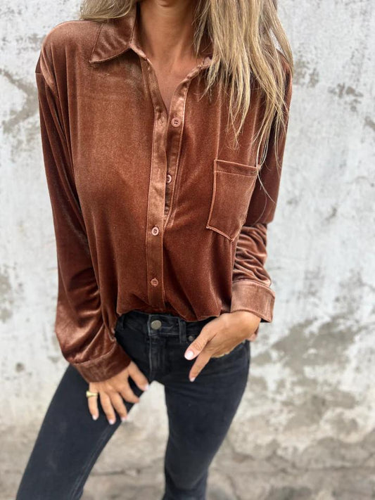 Velvet Elegance Blouse™ – dames velvet blouse met knoopsluiting, zachte glans en elegante fit van Becker’s Amsterdam