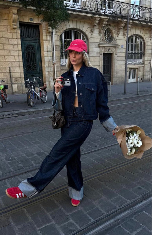 Model draagt Bella denim set: denim trucker jack en high-waist wide-leg jeans met relaxte pasvorm | Becker’s Amsterdam