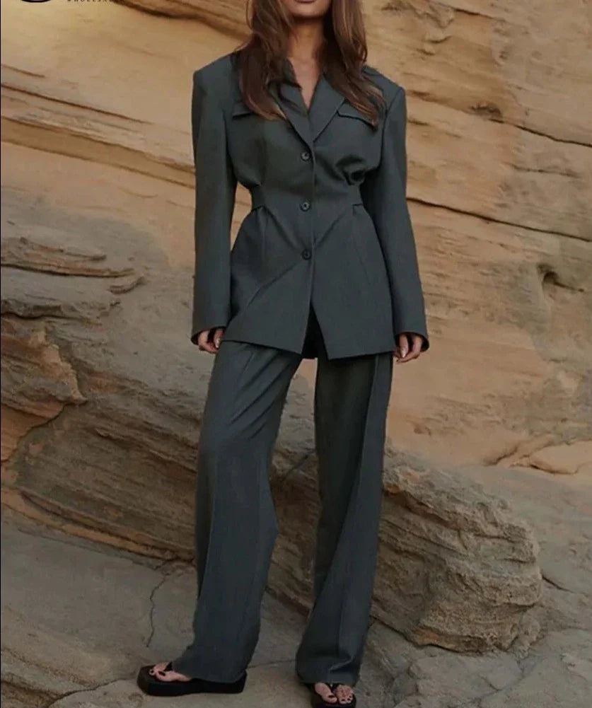 Vesper Suit – donkergrijs damespak met getailleerde blazer en rechte pantalon