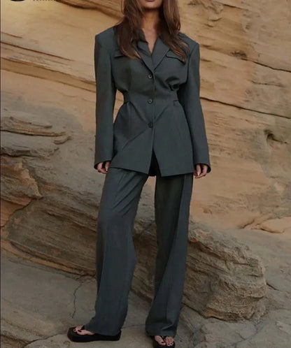 Vesper Suit – donkergrijs damespak met getailleerde blazer en rechte pantalon
