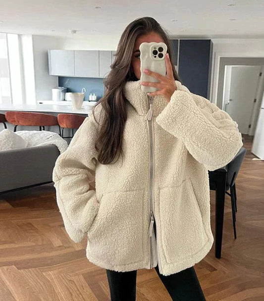 Model draagt de Celeste Luxe Teddy Coat – oversized jas in zachte shearling-look met hoge kraag en ritssluiting | Becker’s Amsterdam