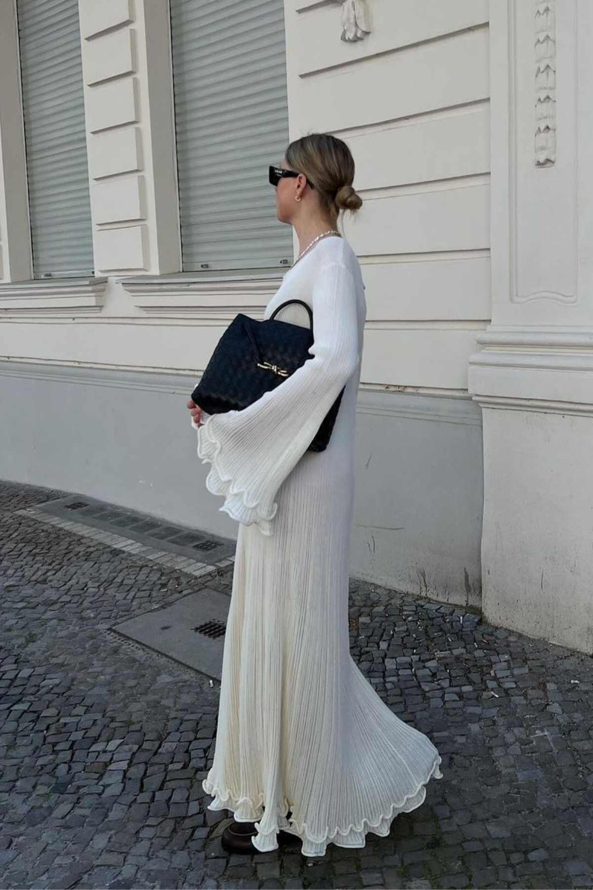 Abito maxi elegante bianco Éloria con volant e vestibilità fluida di Becker's Amsterdam