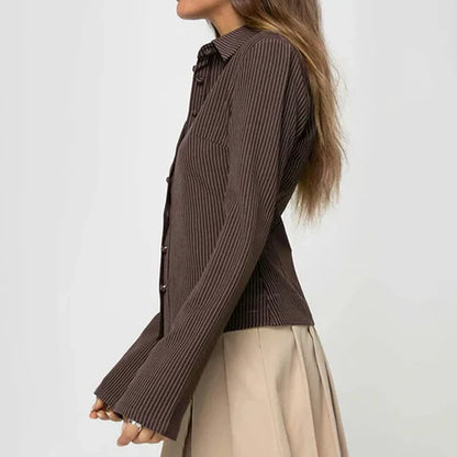 Camicetta gessata Belloria – Marrone cioccolato chic ed eleganza senza tempo | L'Amsterdam di Becker