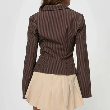 Camicetta gessata Belloria – Marrone cioccolato chic ed eleganza senza tempo | L'Amsterdam di Becker