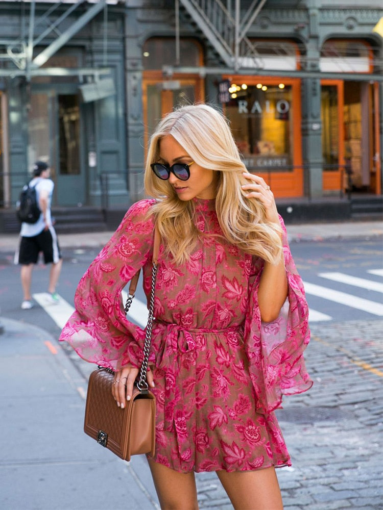 Model draagt flowy midi jurk met borduurwerk, open rug en transparante mouwen – Becker’s Amsterdam