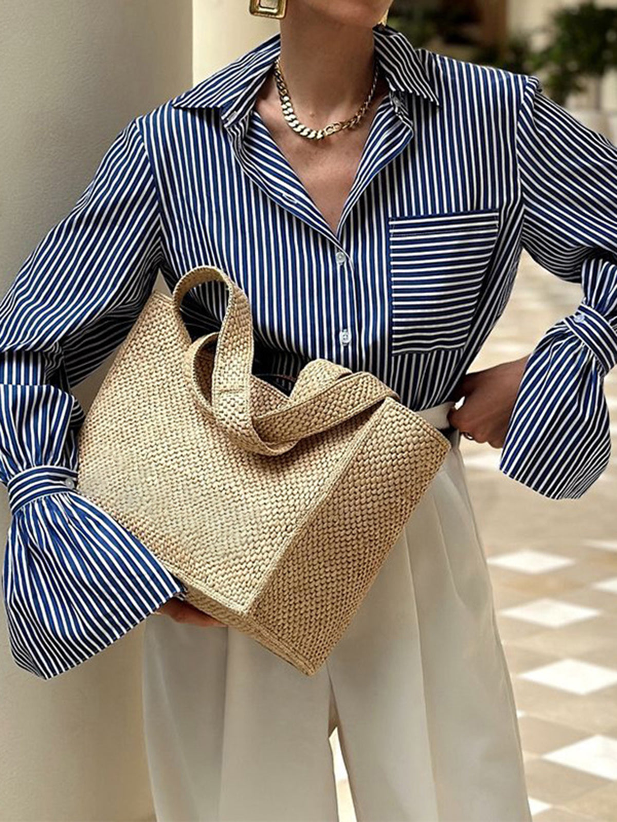 Bluză de damă în dungi în bleumarin cu mâneci evazate – elegantă și la modă