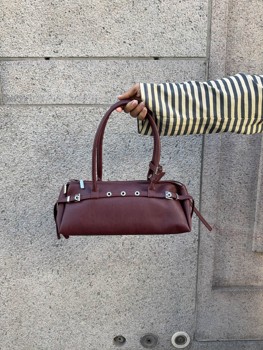 Rosina™ Umhängetasche – Weinrote Umhängetasche mit Metallknöpfen | Becker's Amsterdam