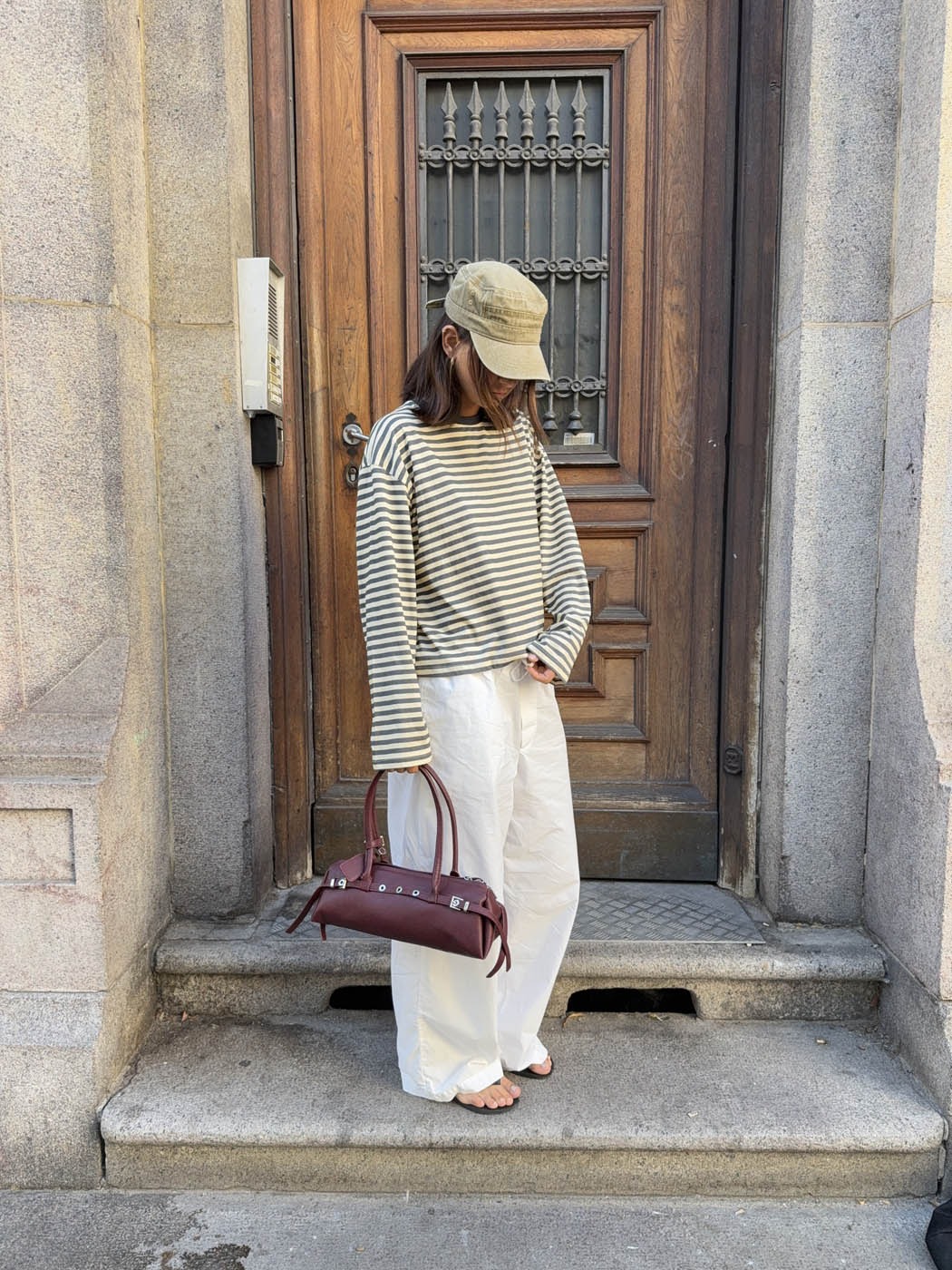 Rosina™ Umhängetasche – Weinrote Umhängetasche mit Metallknöpfen | Becker's Amsterdam