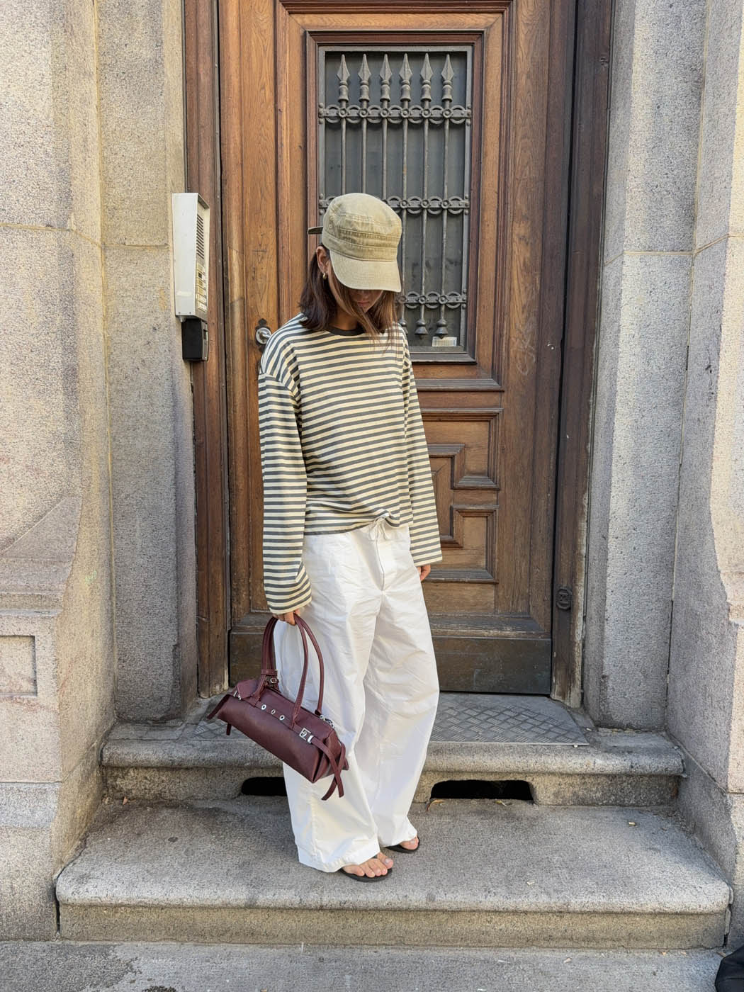 Rosina™ Umhängetasche – Weinrote Umhängetasche mit Metallknöpfen | Becker's Amsterdam