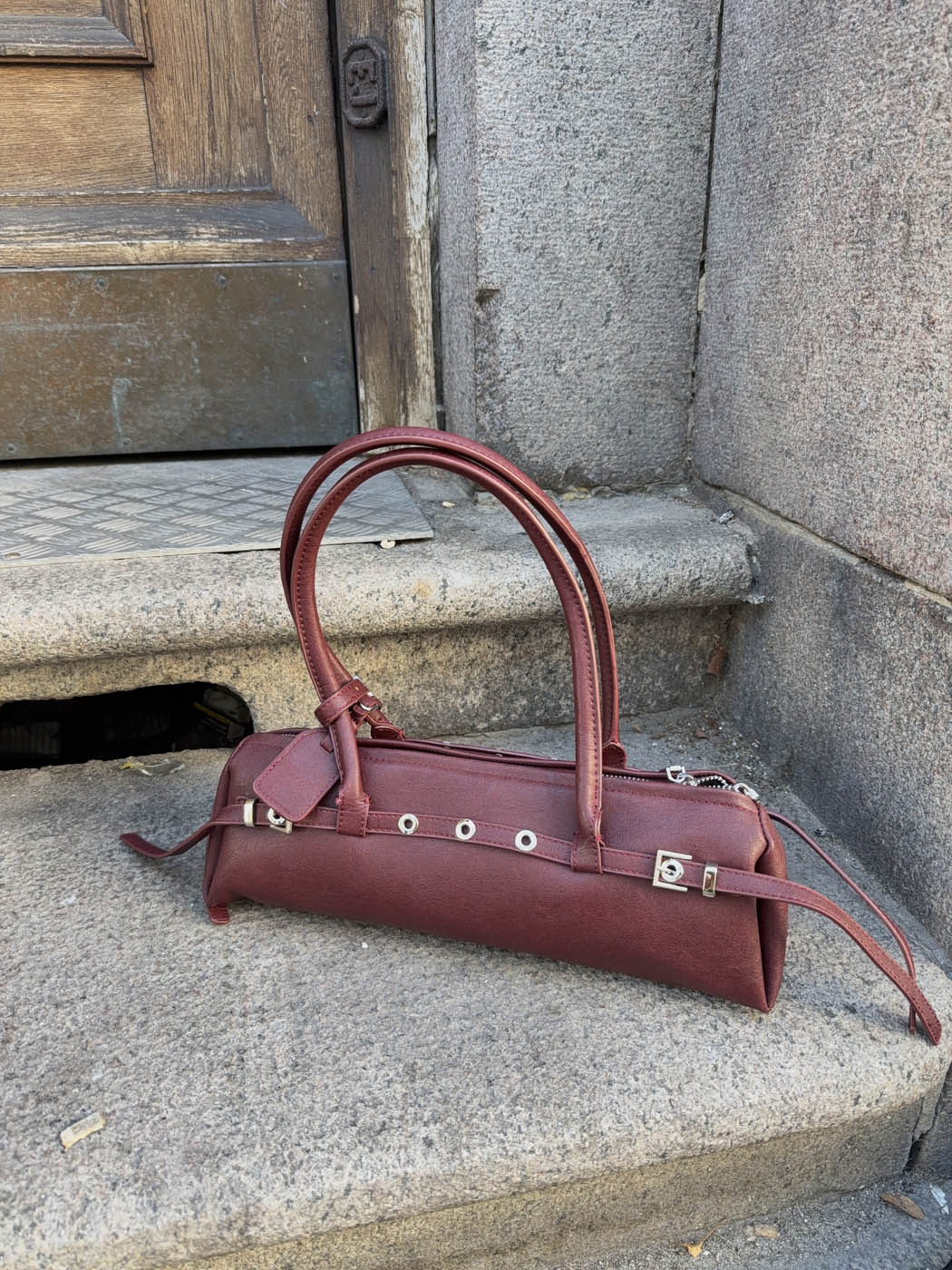 Rosina™ Umhängetasche – Weinrote Umhängetasche mit Metallknöpfen | Becker's Amsterdam