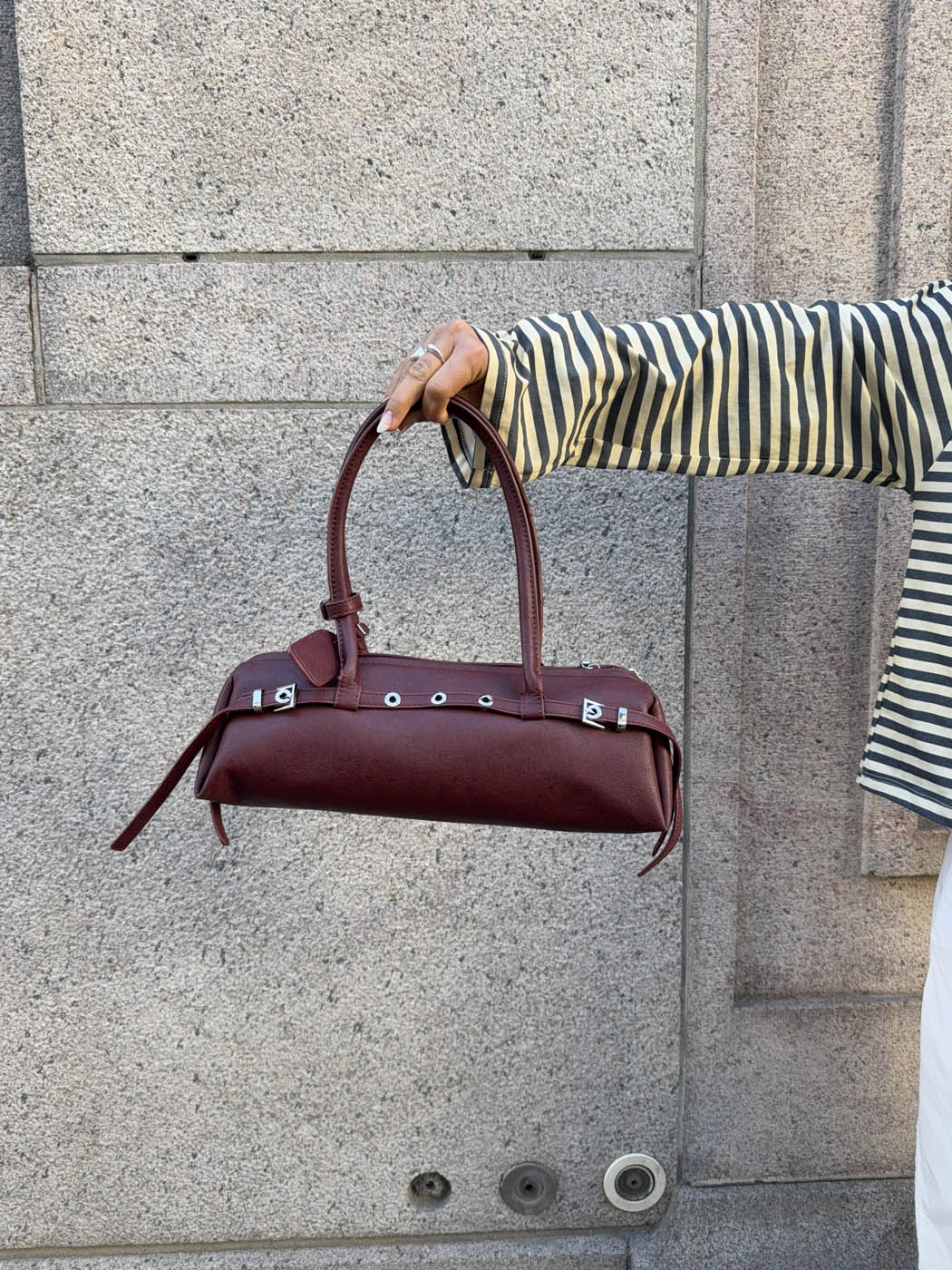 Rosina™ Umhängetasche – Weinrote Umhängetasche mit Metallknöpfen | Becker's Amsterdam